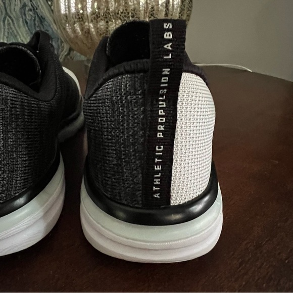 APL Women's 7.5 TechLoom Pro X Sneakers Running Shoes EUC White Black - Picture 8 of 12